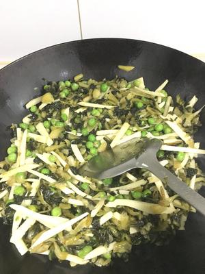 竹笋豌豆炒咸菜的做法 步骤5