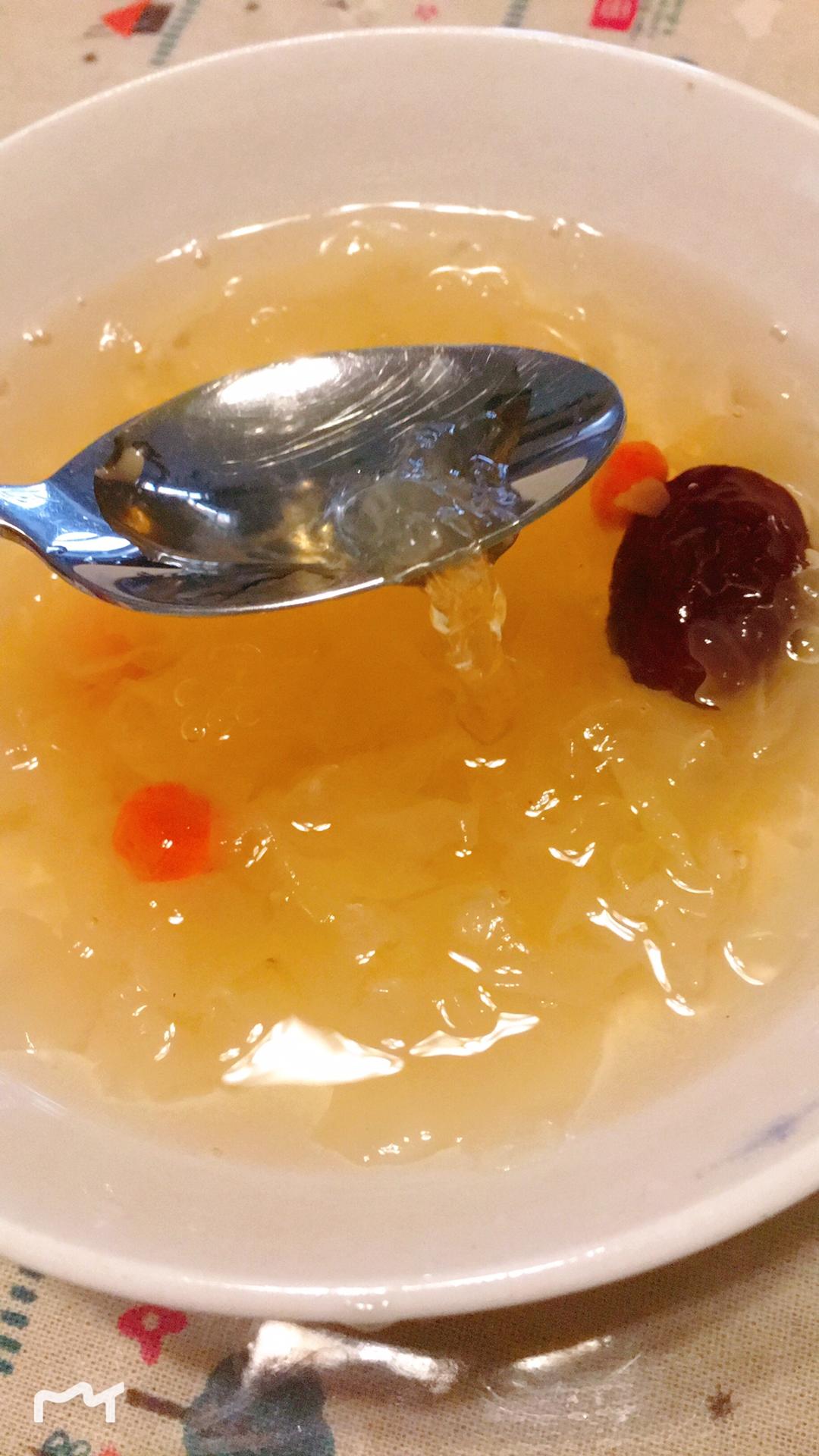 冰糖银耳炖燕窝