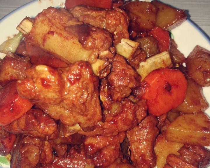 超简单红烧排骨炖土豆的做法