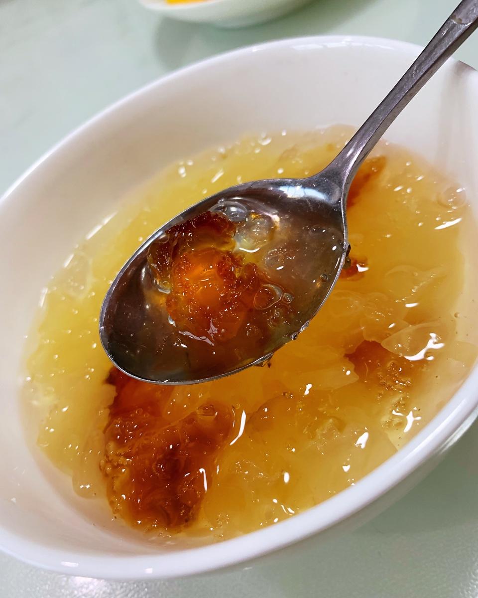 银耳桃胶皂角米雪燕羹