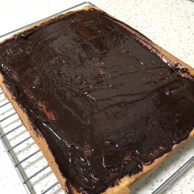 巧克力飓风蛋糕卷的做法 步骤8