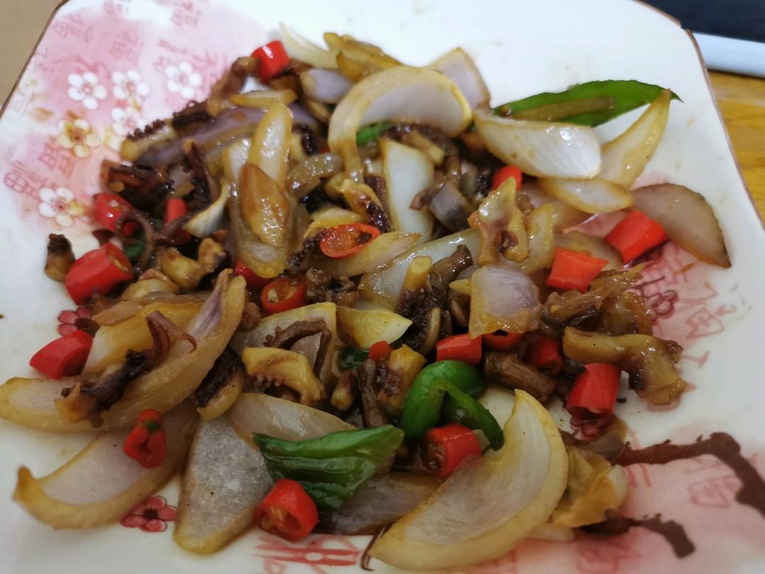 爆炒鱿鱼须，加上这一步，可以与铁板鱿鱼媲美