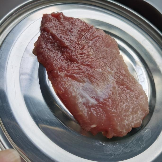 半勺蚝油3勺生抽4勺白胡椒粉1勺水晶柳猪肉1000克用料朋友教我做猪扒
