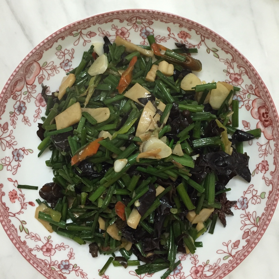 爱吃肉的笑啁啾做的木耳香菇培根炒韭菜花