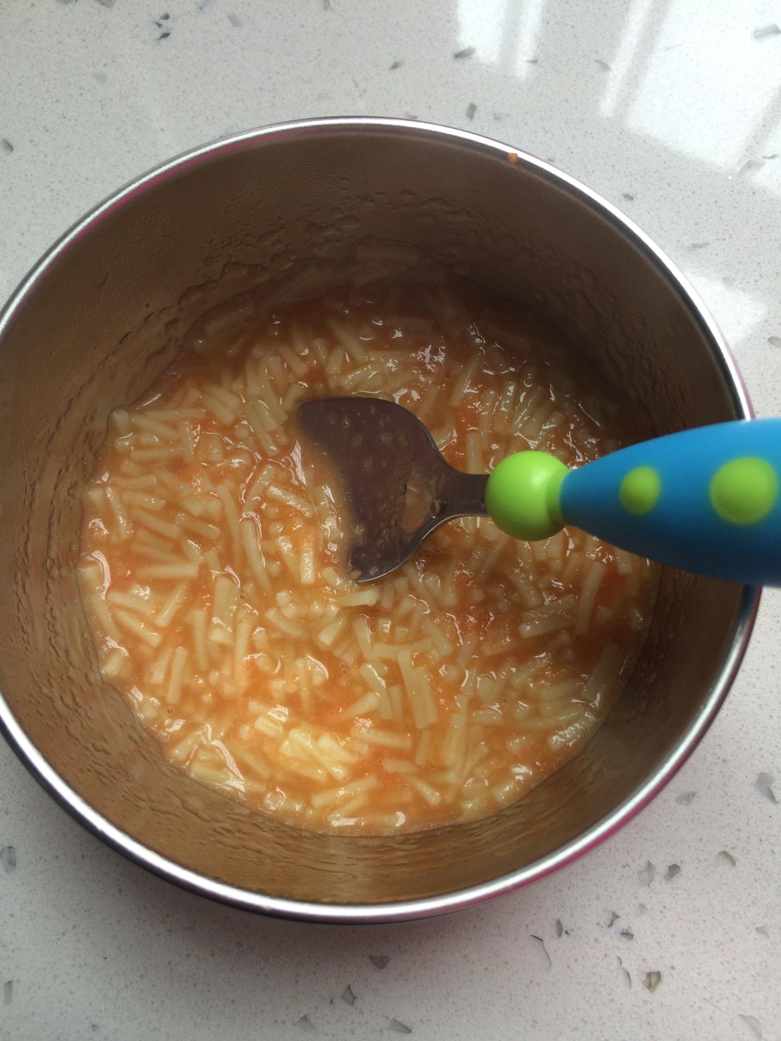 6月龄宝宝辅食:胡萝卜泥面条的做法