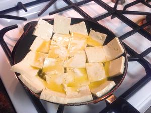 【Q哥厨房】 香煎豆腐 （又名黄金砖）的做法 步骤2