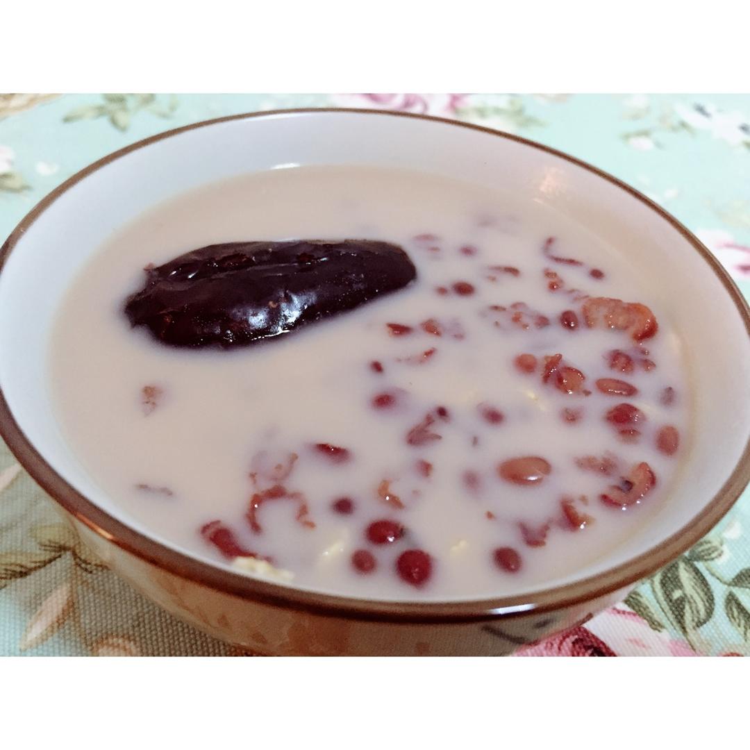 红枣红豆薏仁牛奶粥
