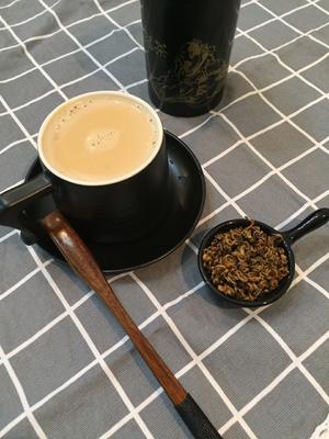 大🌧️天熬杯浓浓的奶茶，上好的金锣红茶茶香四溢、奶香醇厚，温暖身心的做法 步骤2