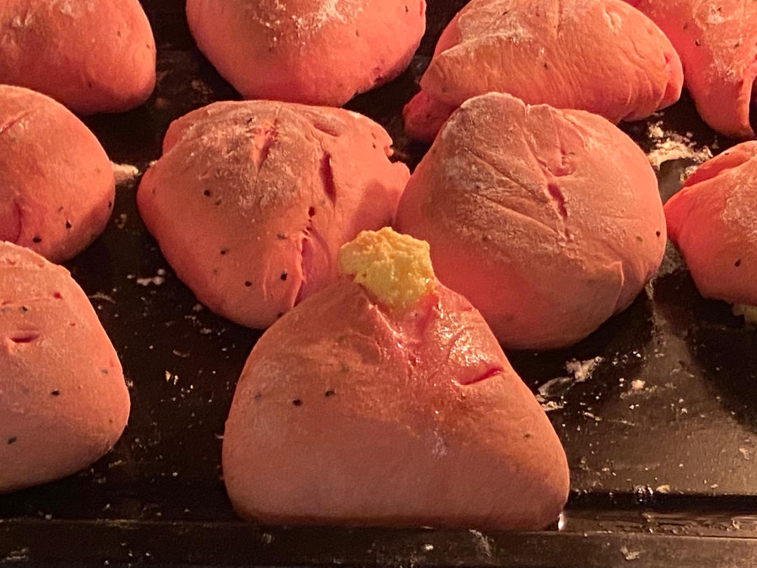 火龙果软欧包，粉嘟嘟～