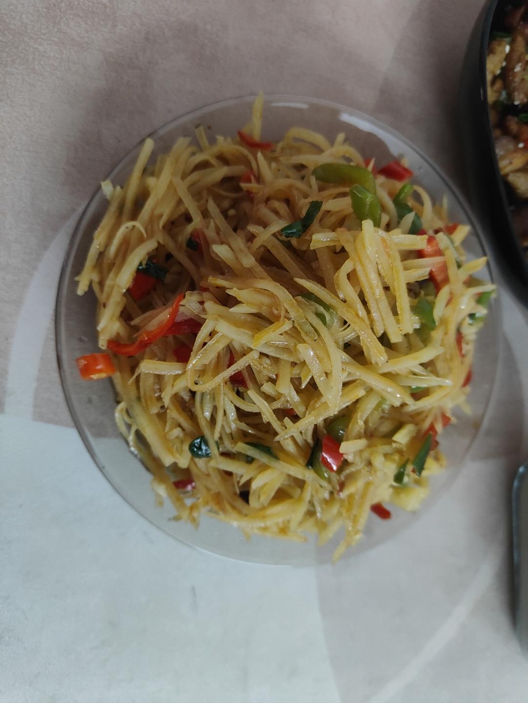 土豆丝不要老是炒来吃，一定要学会我这个土豆丝的做法，酸辣爽脆，特别下饭