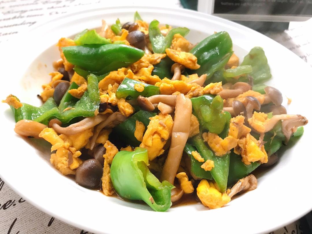 平菇青椒炒鸡蛋 好吃又营养的超快手家常菜