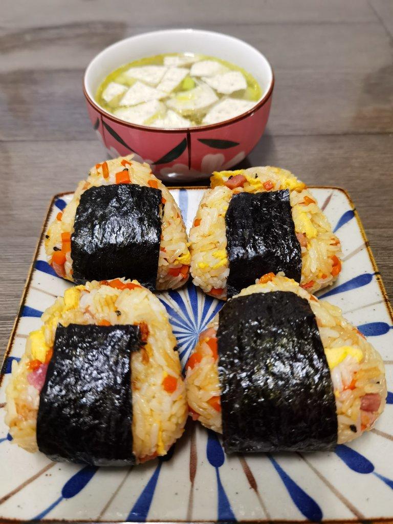 手握三角饭团