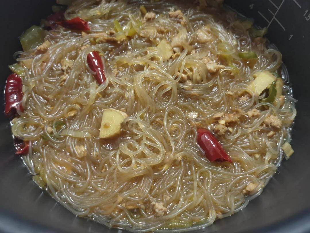 10分钟快手菜，巨下饭的肉沫粉丝煲