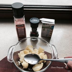 香煎龙利鱼佐牛奶土豆泥配荷兰酱的做法 步骤3