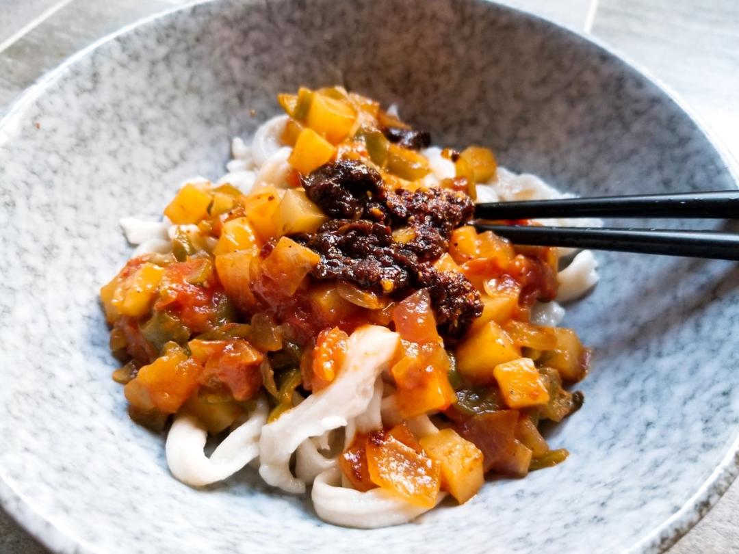 【小媳妇】突发奇想简单便捷的☞西红柿土豆丁拌面酱