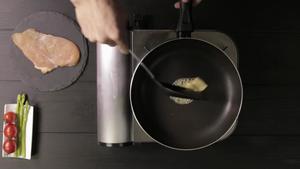 黃油香煎鸡胸肉 | 爸爸厨房 VOL . 66-- 鸡胸肉、小番茄、芦笋的做法 步骤4