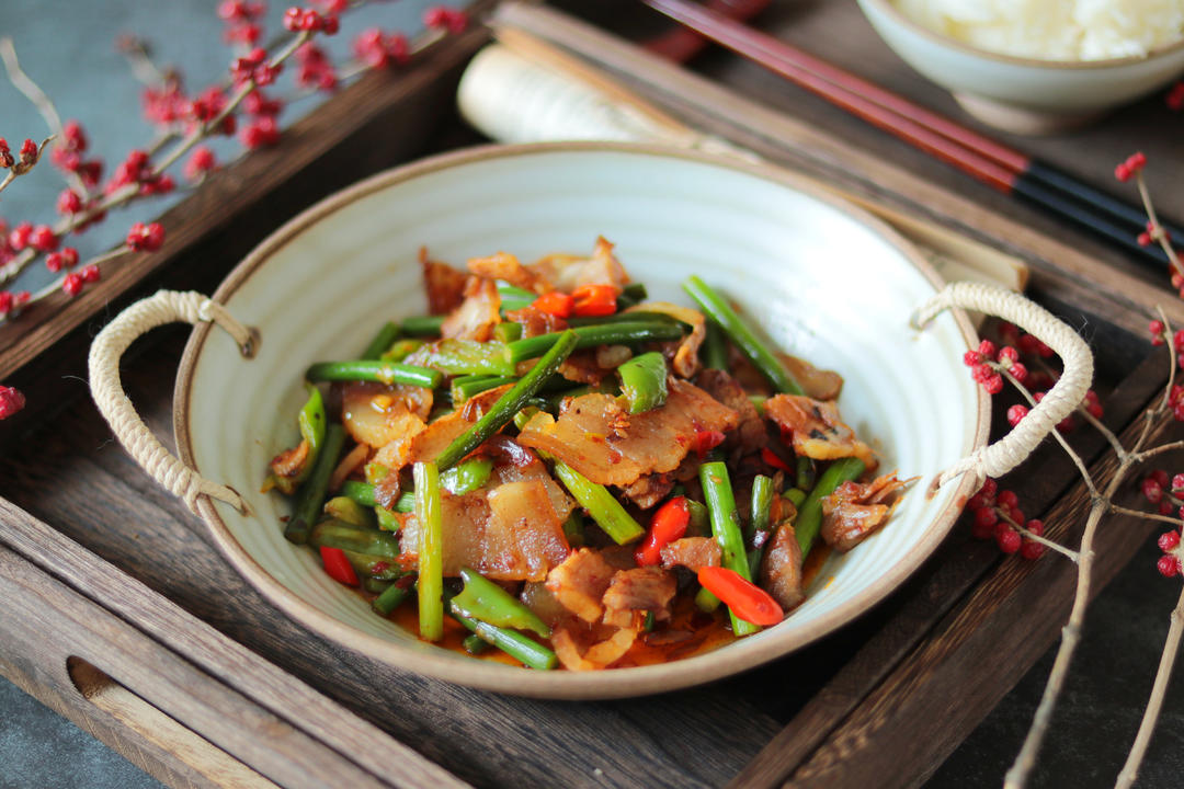 腊肉炒蒜苔的做法