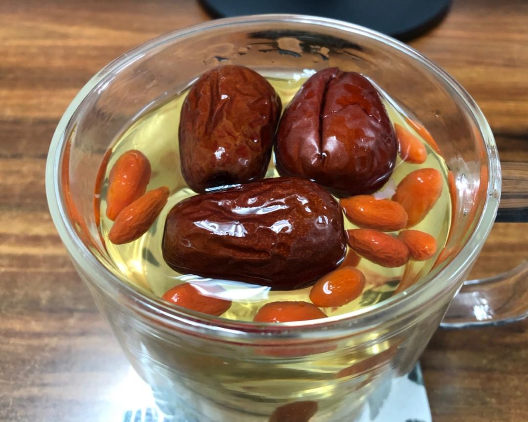 枸杞红枣茶的做法
