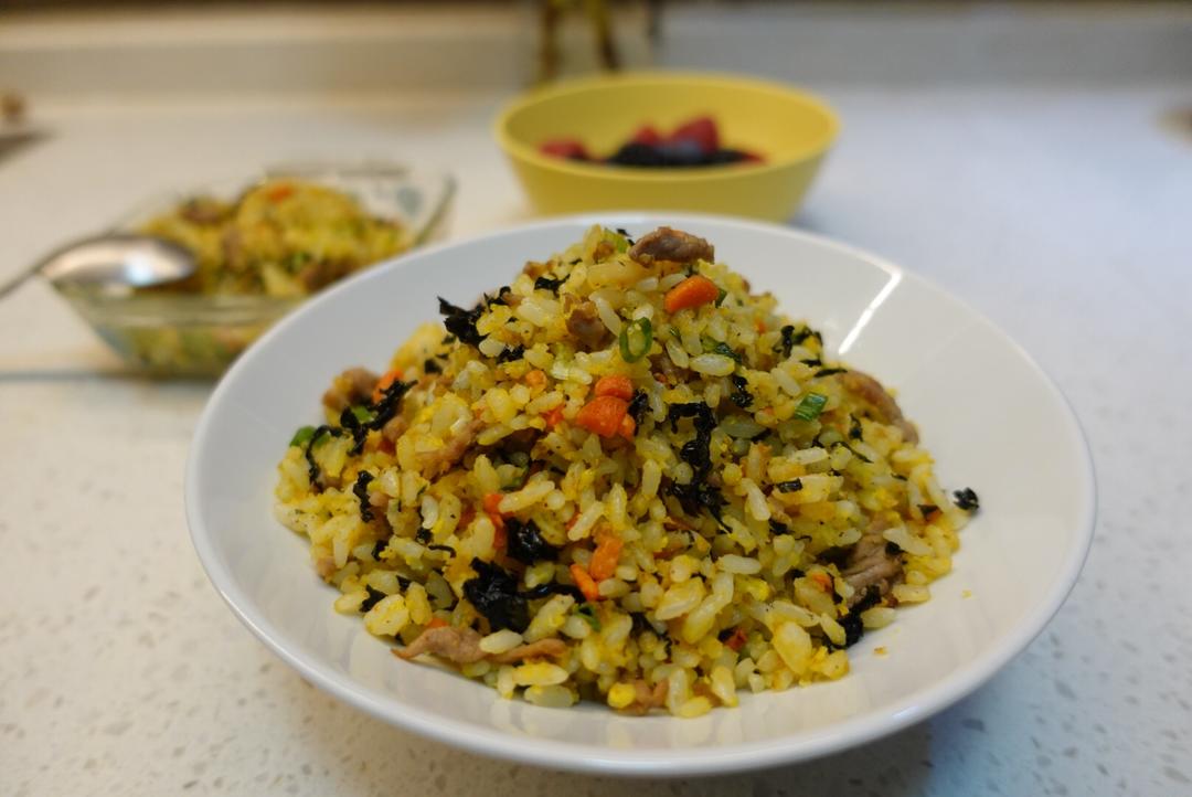 粒粒分明的紫菜黄金蛋炒饭的做法