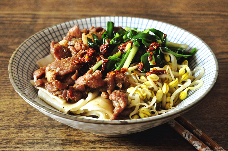 麦当娜约了麦当雄做的韭菜肉片拌面