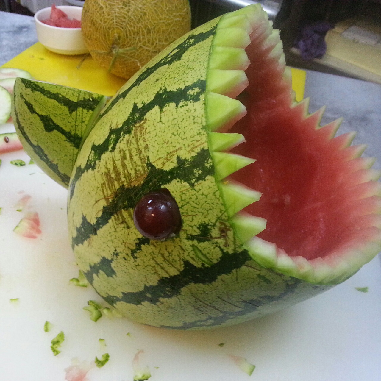 卡卡余做的超级酷炫的鲨鱼西瓜雕