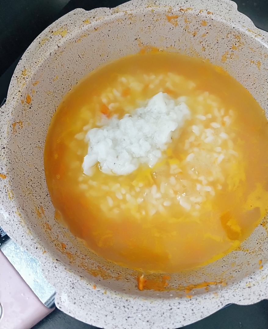 8个月宝宝辅食粥——胡萝卜鳕鱼粥的做法 步骤4