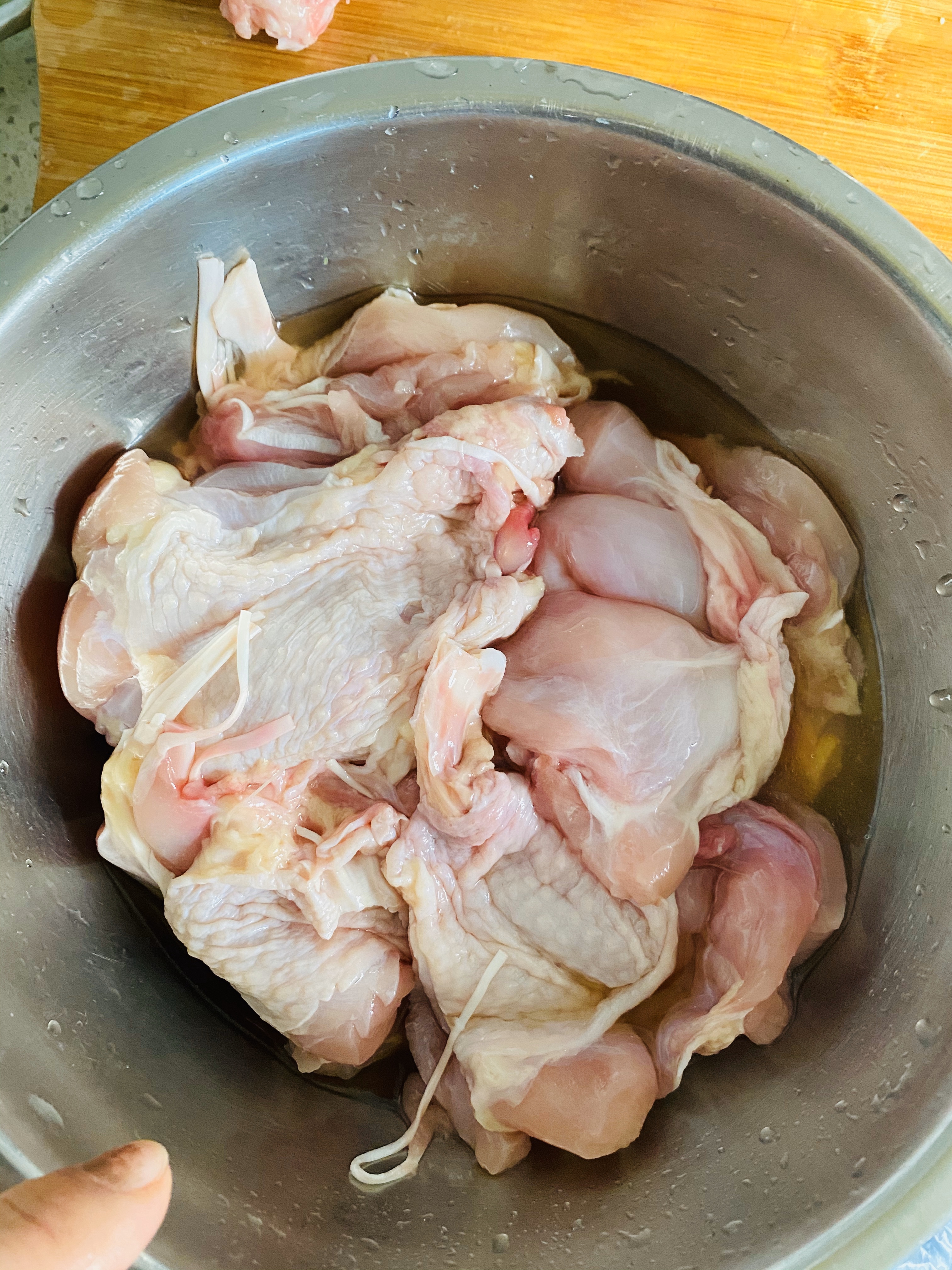 简单好吃的照烧鸡腿焖米饭的做法 步骤3