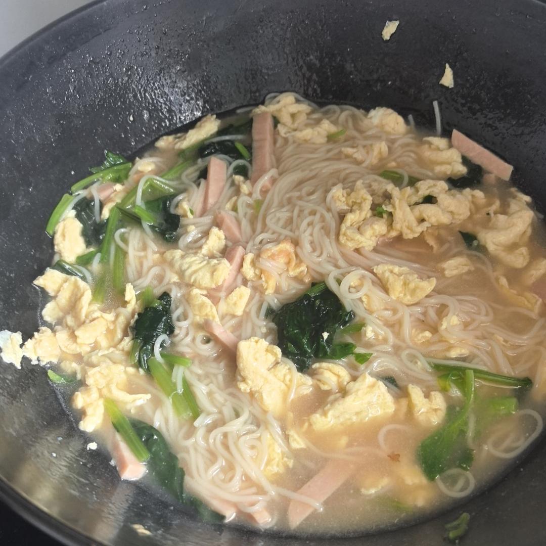 菠菜鸡蛋面