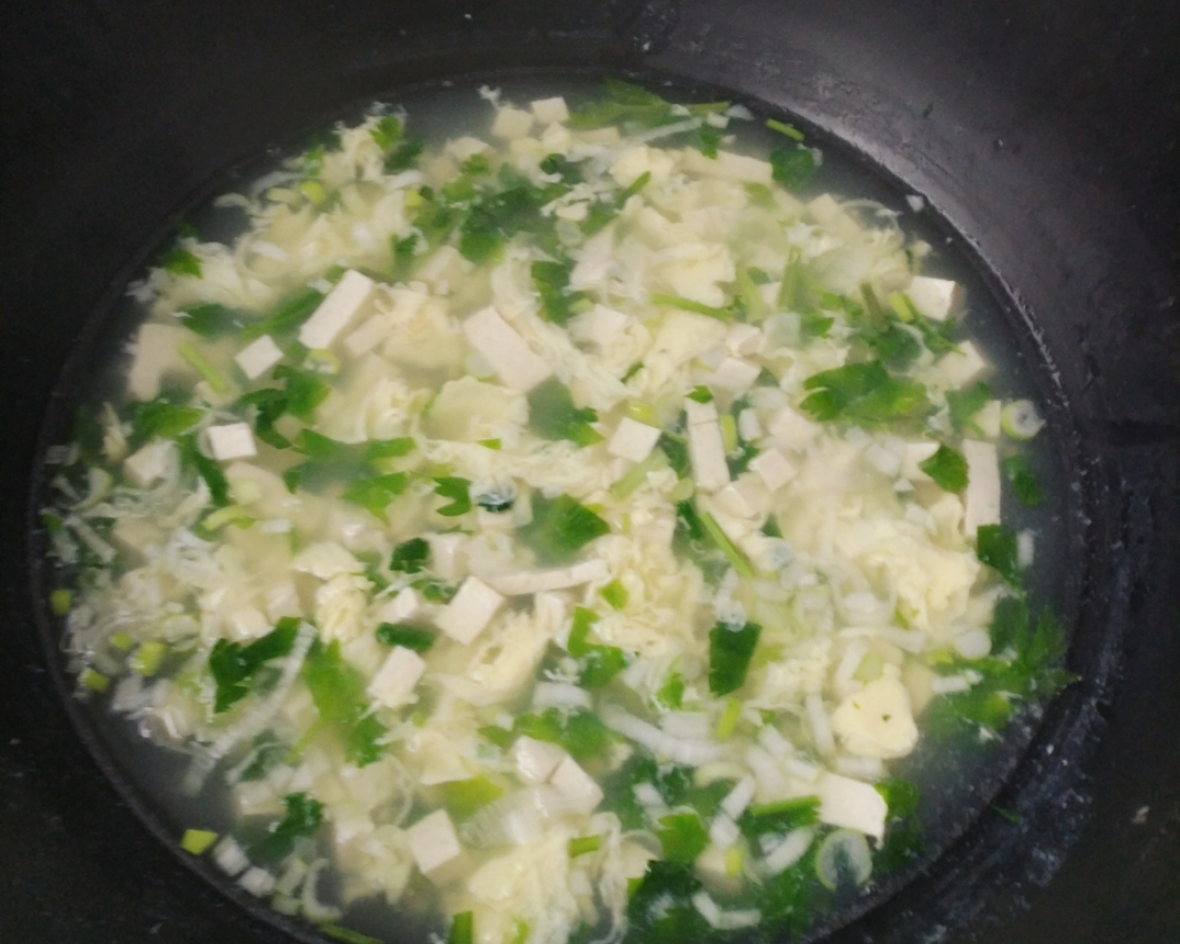 芹菜叶鸡蛋豆腐汤