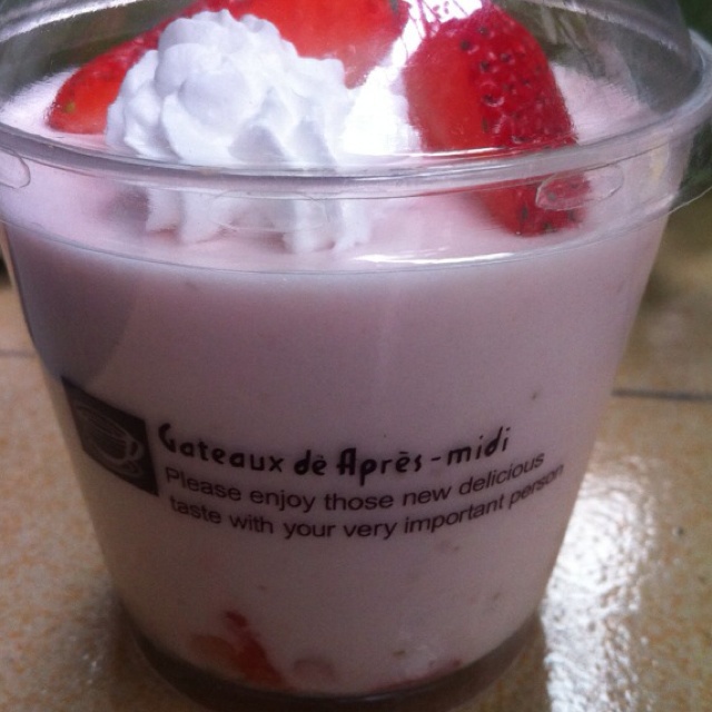 酸酸甜甜草莓慕斯杯