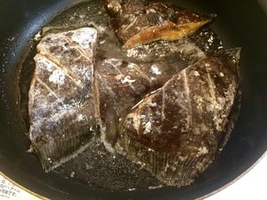 烧煮偏口鱼（カレイの煮付け）的做法 步骤14
