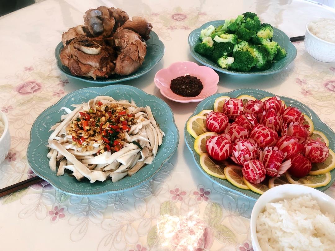 兔子一家的幸福欢宴