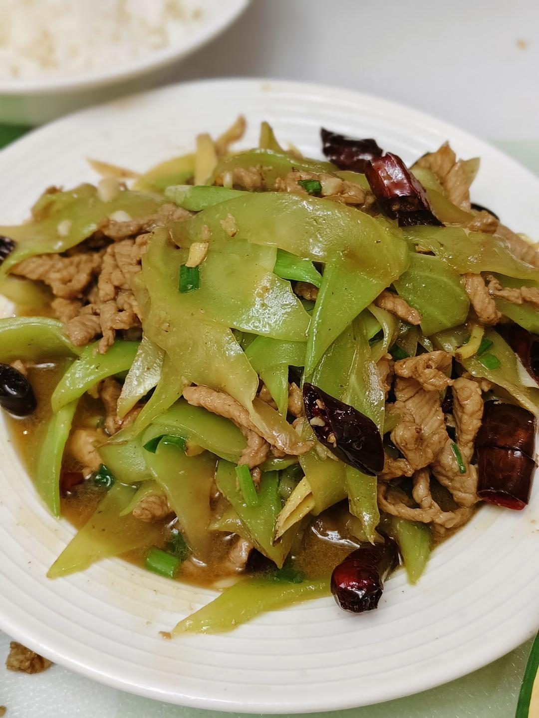 简单好吃下饭的莴笋炒肉来啦！