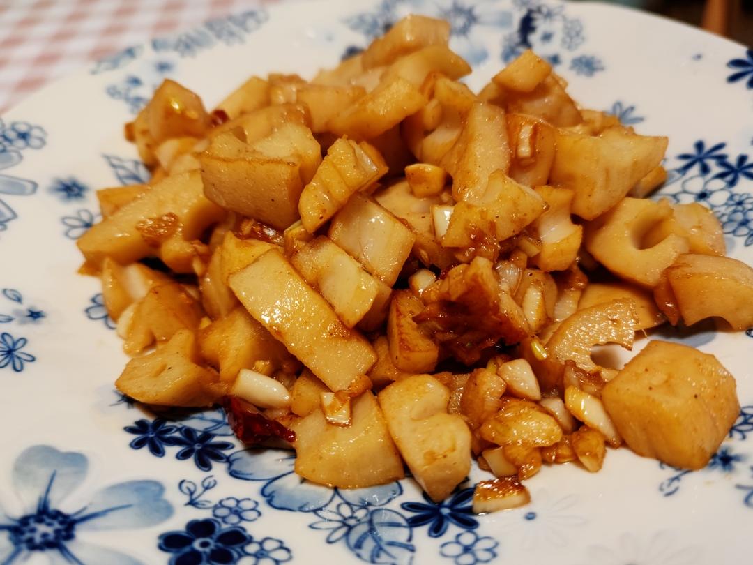 【不放肉也好吃的炒藕丁】快手小菜，爱吃藕一定要试试啊！的做法