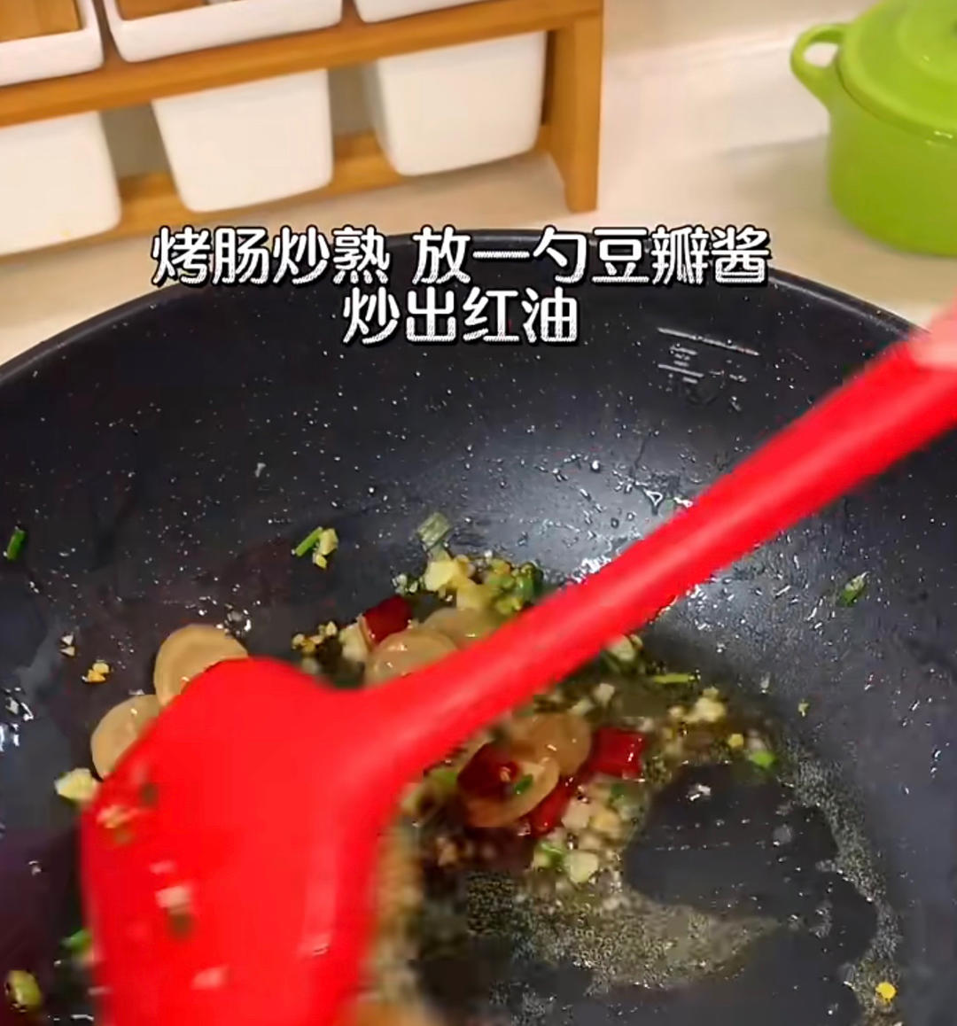 香肠炒狗舌头面的做法 步骤11