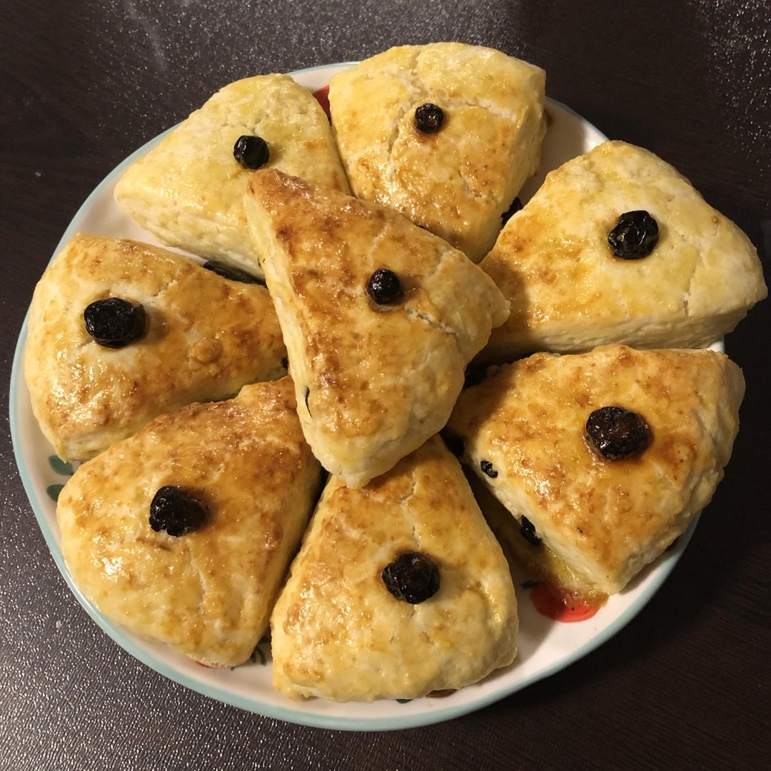 【视频】3分钟 奶油司康Scone(可能是世界上最快手的司康) 消耗淡奶油～