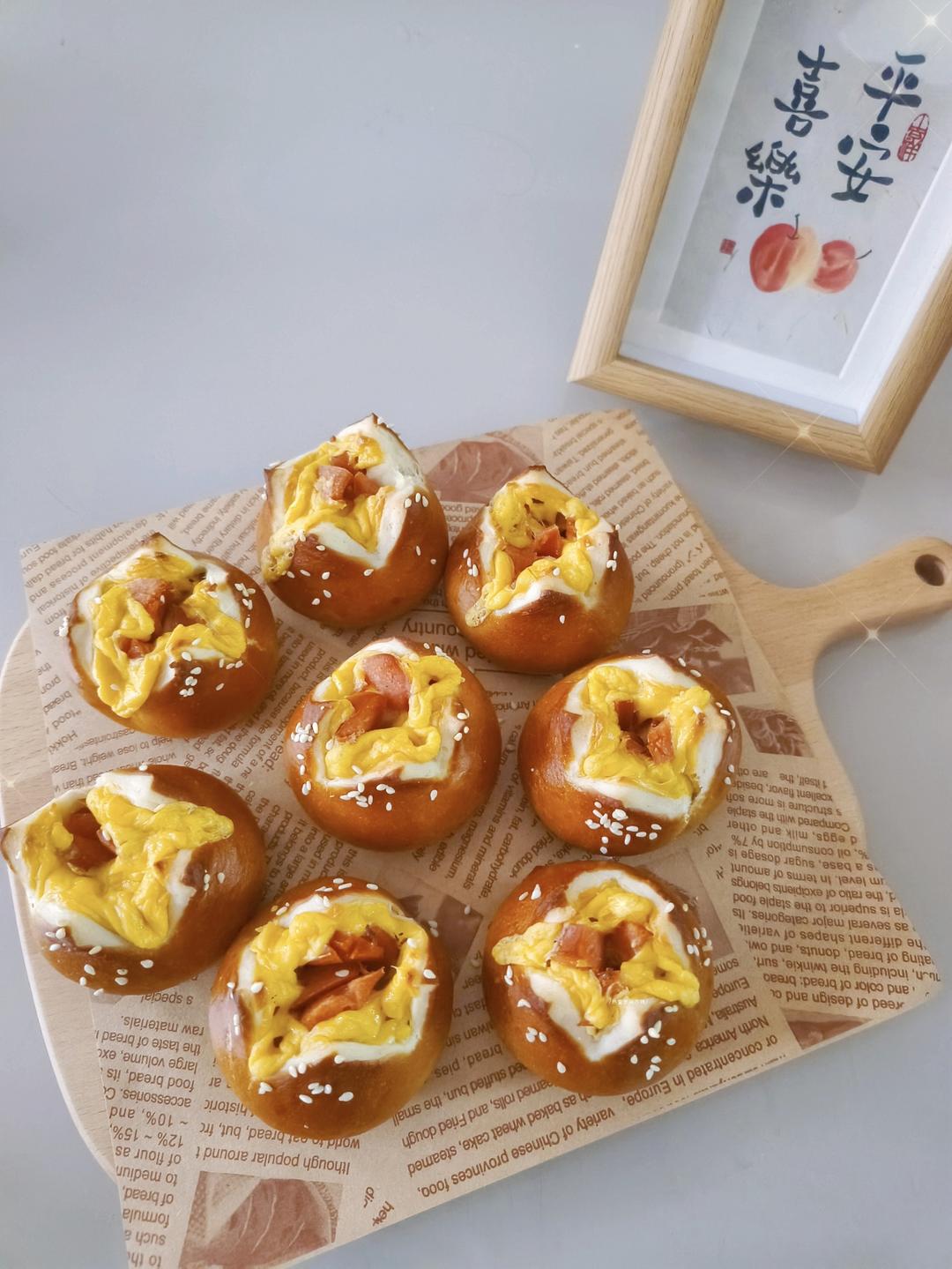 双重芝士香肠碱水球