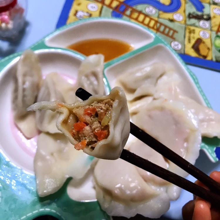 芹菜胡萝卜猪肉水饺