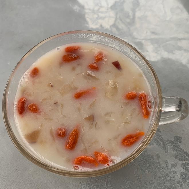 红枣枸杞银耳牛奶糖水的做法