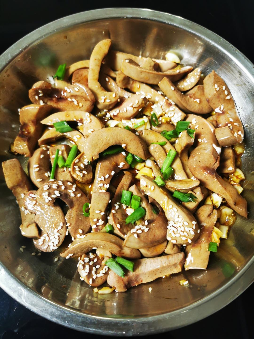 我的师娘告诉我，猪腰子不要总是炒着吃，今天我的这种做法你肯定没有见过，这是我师娘二十年前传授给我的做法，真的一点腥味都没有