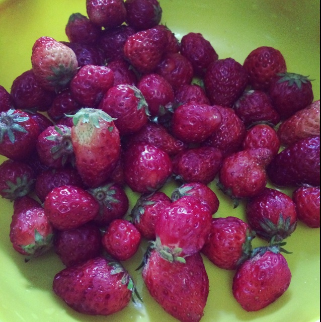 洗草莓，春天就得吃草莓～