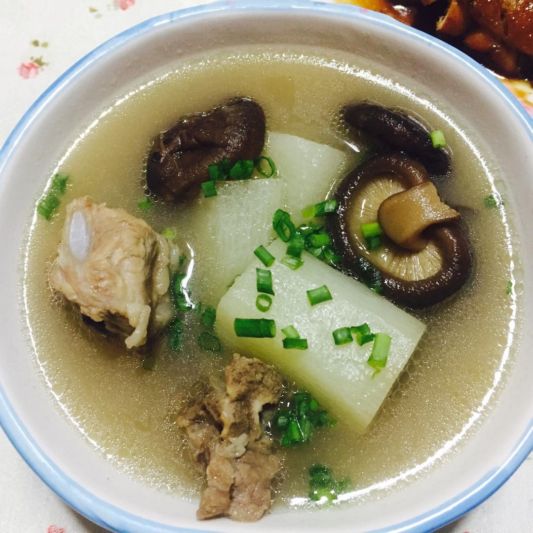山楂kkkt做的香菇山药排骨汤