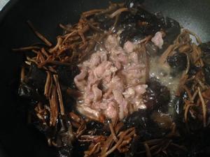 茶树菇木耳焖肉的做法 步骤11