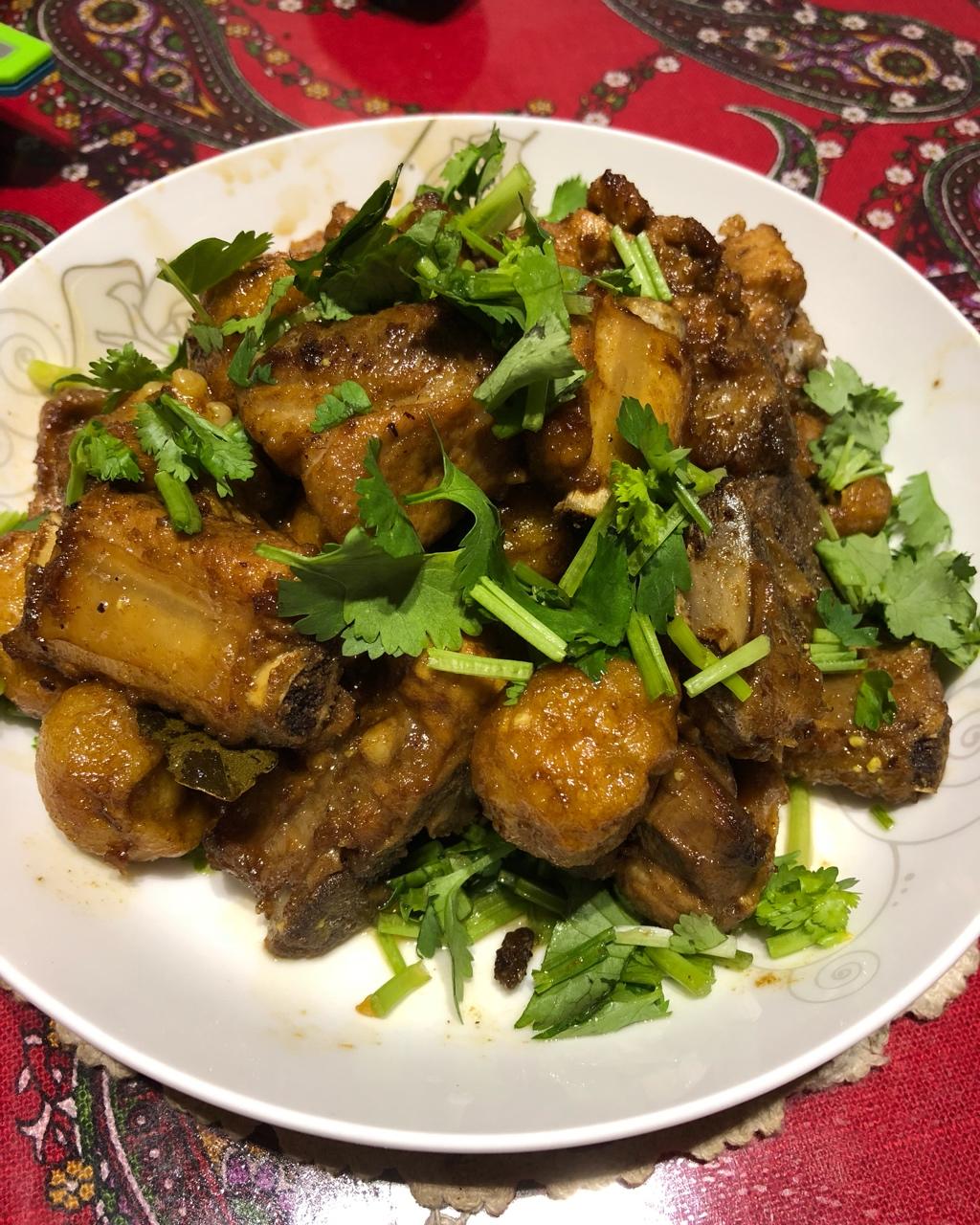 鹌鹑蛋红烧排骨