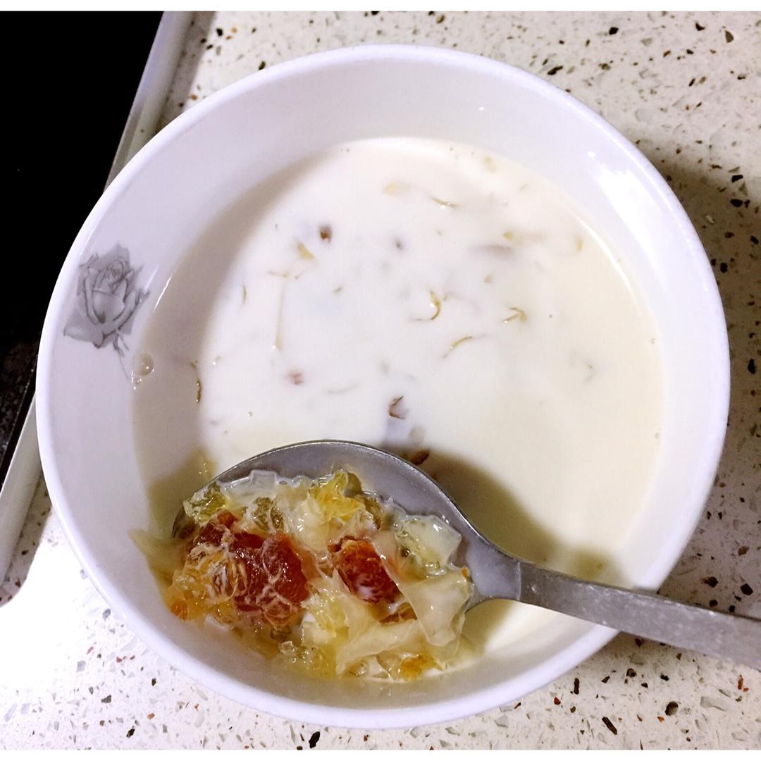 牛奶炖桃胶