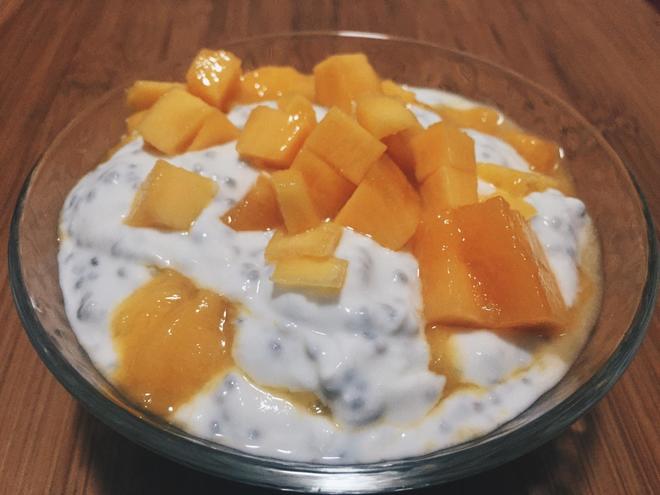 Mango & Chia seeds yogurt的做法