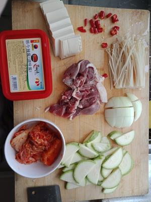 家常版韩式辣白菜豆腐汤的做法 步骤1