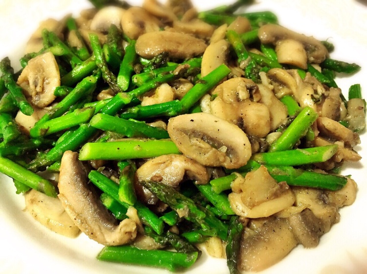 芦笋炒蘑菇