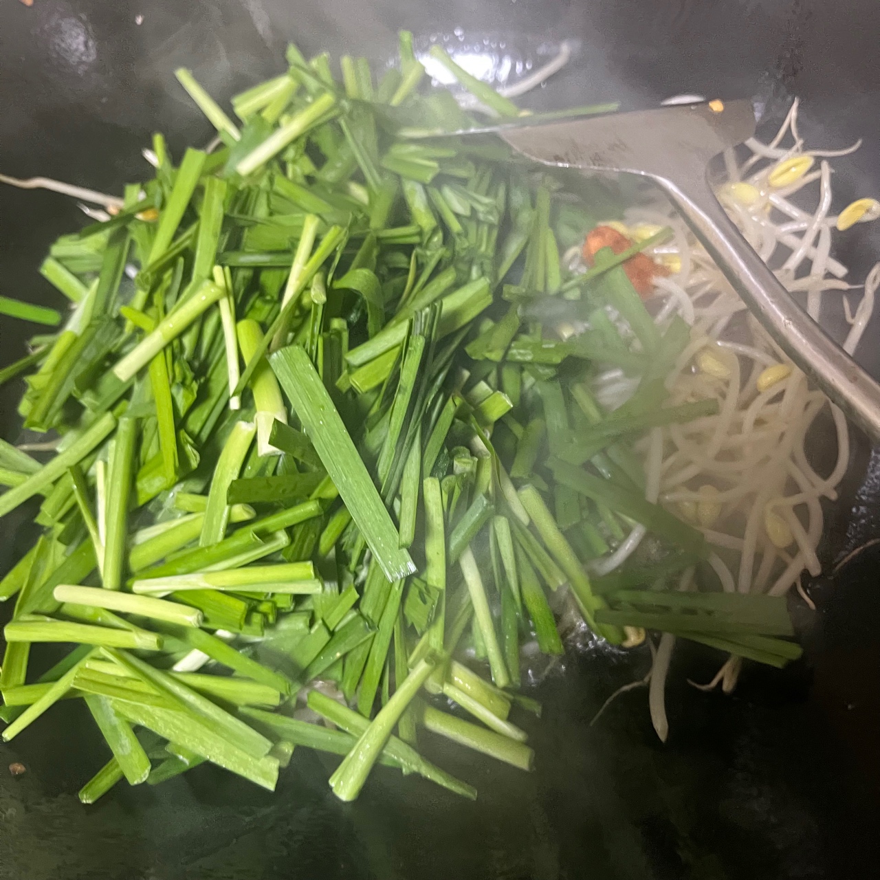 韭菜清炒豆芽的做法 步骤3