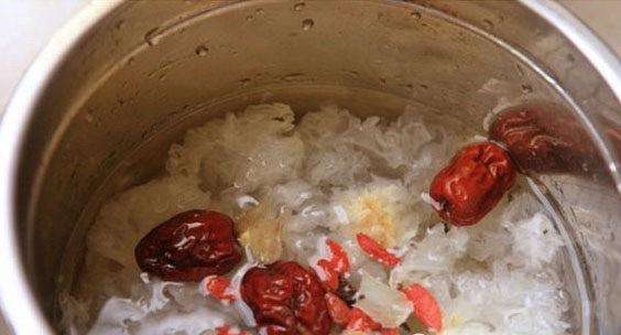 大姨妈之后的一个星期内食用，保证你满脸的胶原蛋白！的做法 步骤2